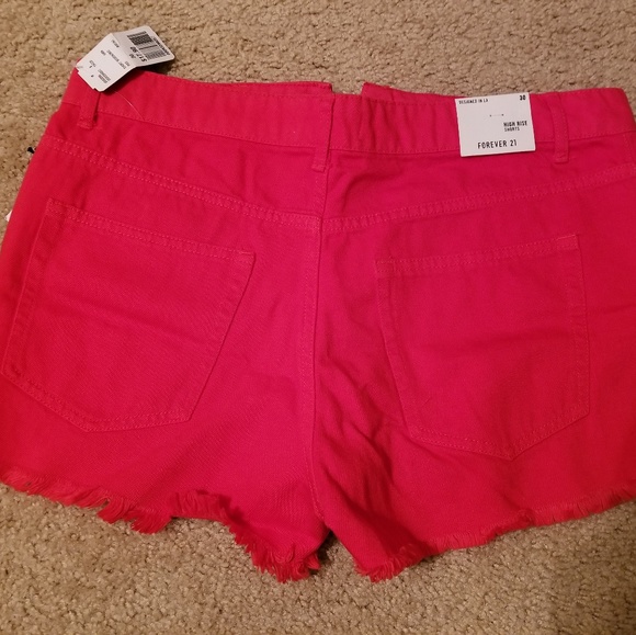 Red highwaisted shorts - Picture 3 of 4